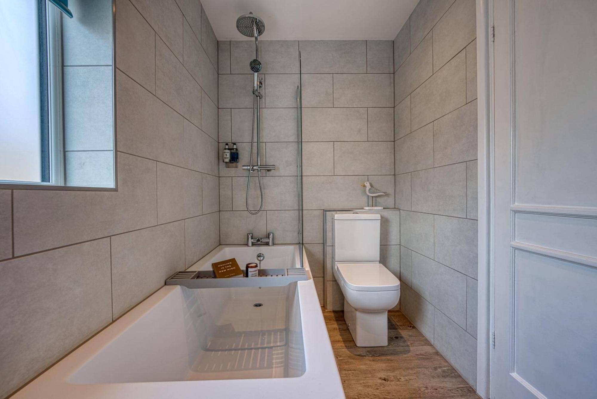 2 Bedrooms Modern, Stunning & Stylish Contractor House, Prime Portsmouth Location With Free Parking Permit, Summer Special Offer!! - By Blue Puffin Stays Luaran gambar